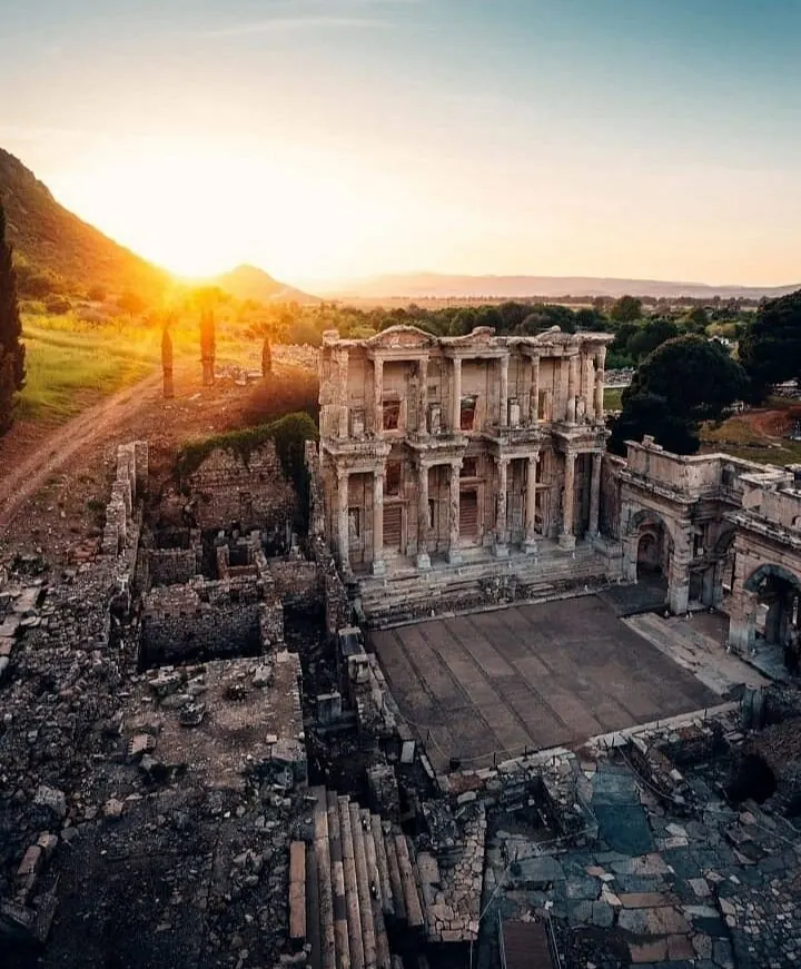 Efes Antik Kenti — Celsus Kütüphanesi gün batımı (Selçuk, Türkiye)