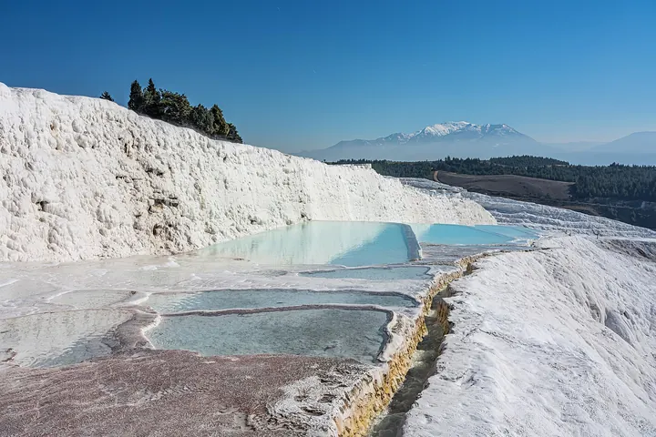 Pamukkale beyaz travertenler ve termal su havuzları — Denizli